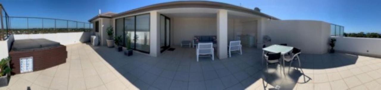 Grand Mercure Allegra Hervey Bay Eksteriør billede A balcony