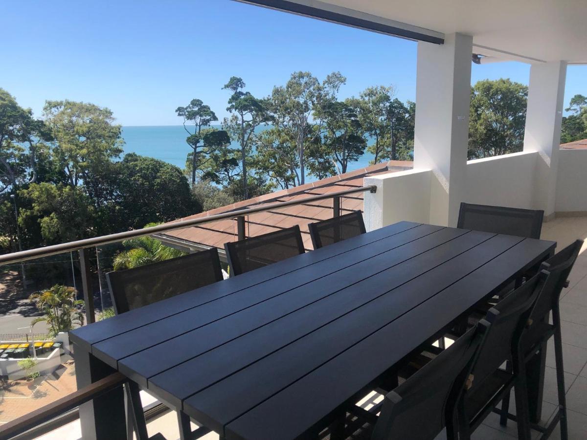 Grand Mercure Allegra Hervey Bay Eksteriør billede A balcony in a residential apartment