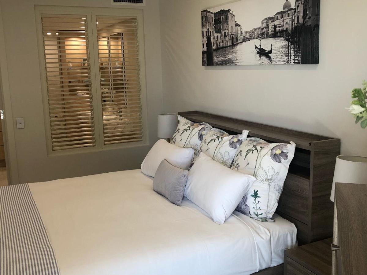 Grand Mercure Allegra Hervey Bay Eksteriør billede A bedroom with plantation shutters