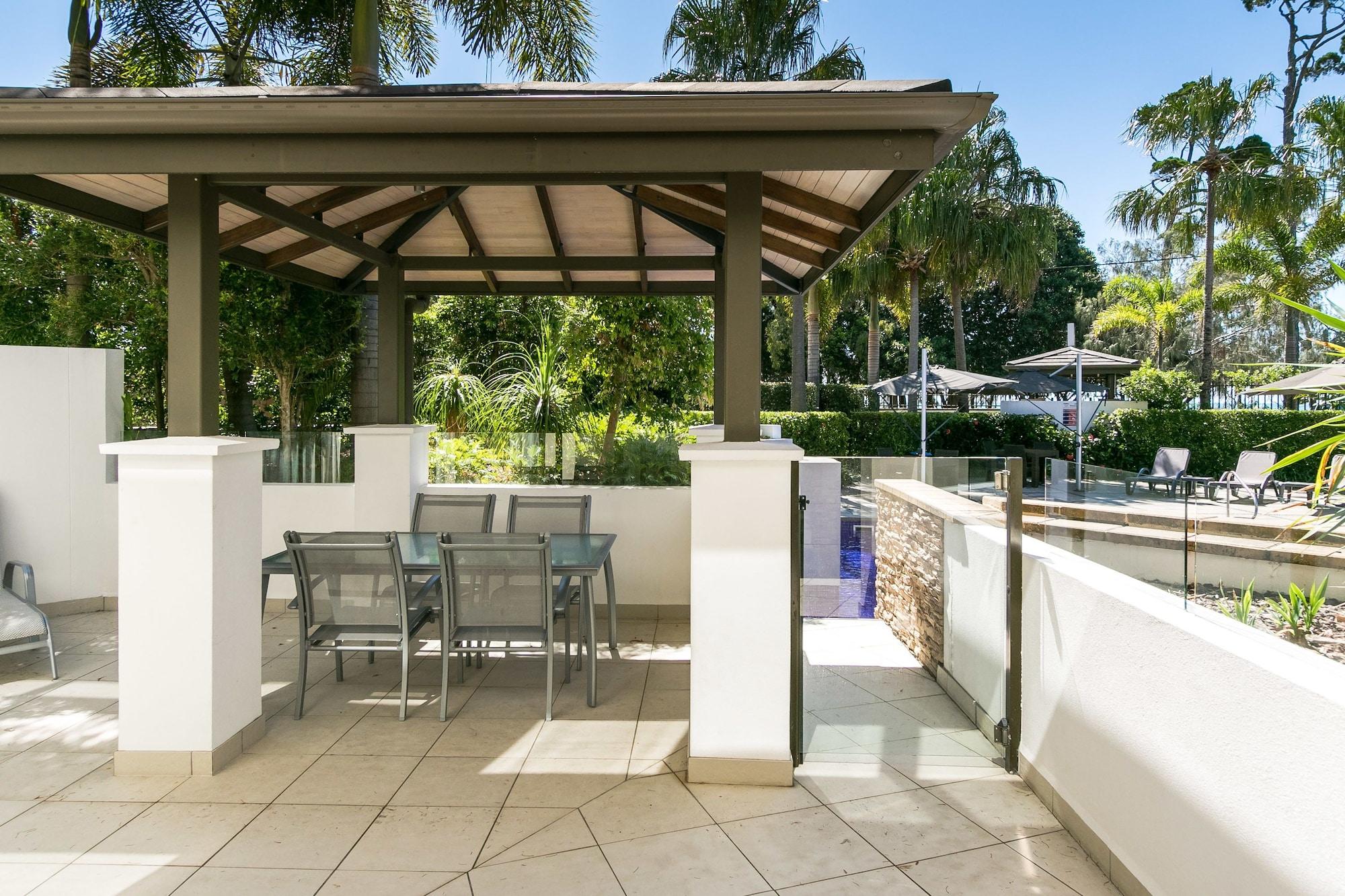 Grand Mercure Allegra Hervey Bay Eksteriør billede The pool at the hotel