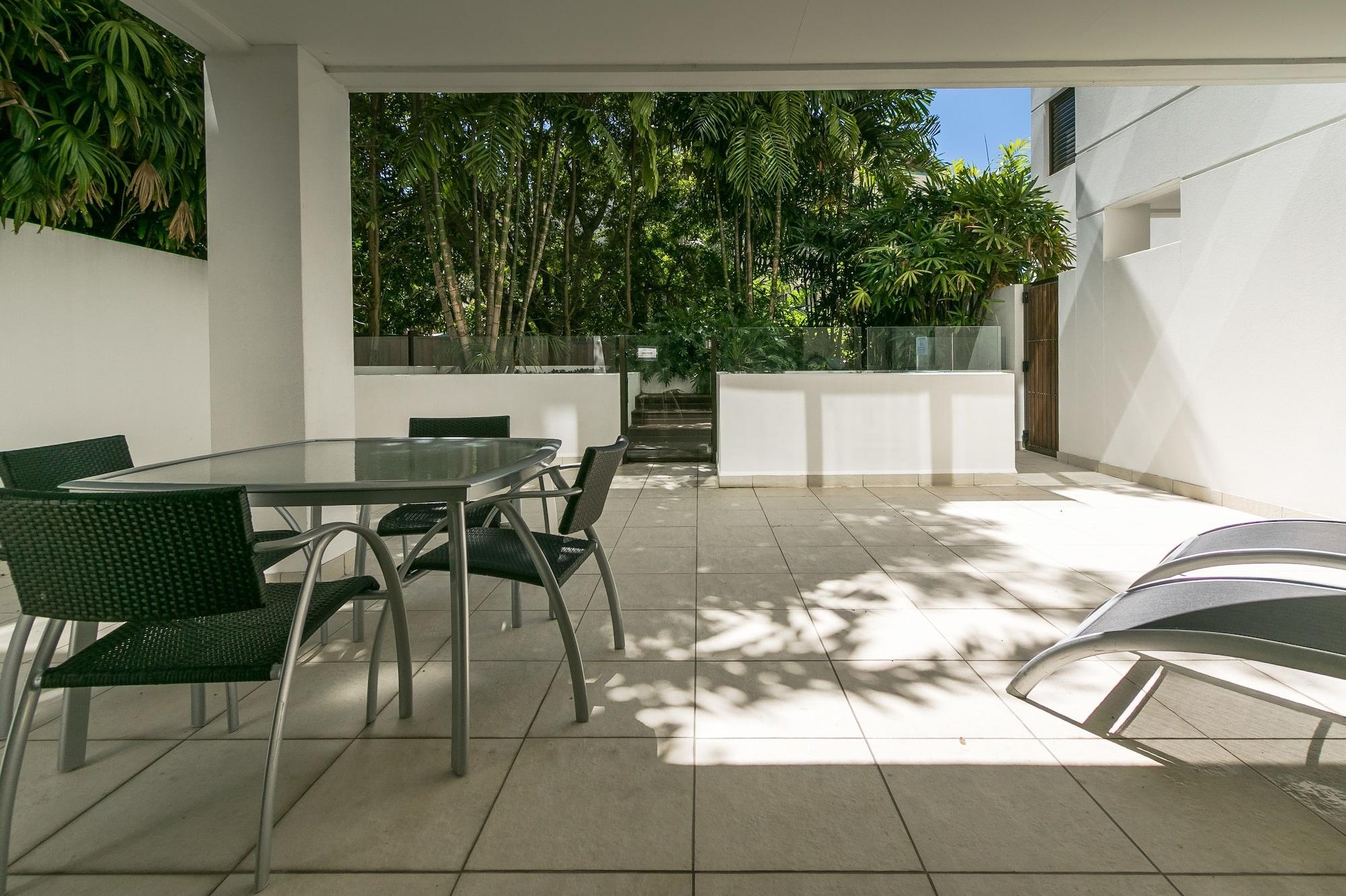 Grand Mercure Allegra Hervey Bay Eksteriør billede The courtyard of a typical apartment at the complex