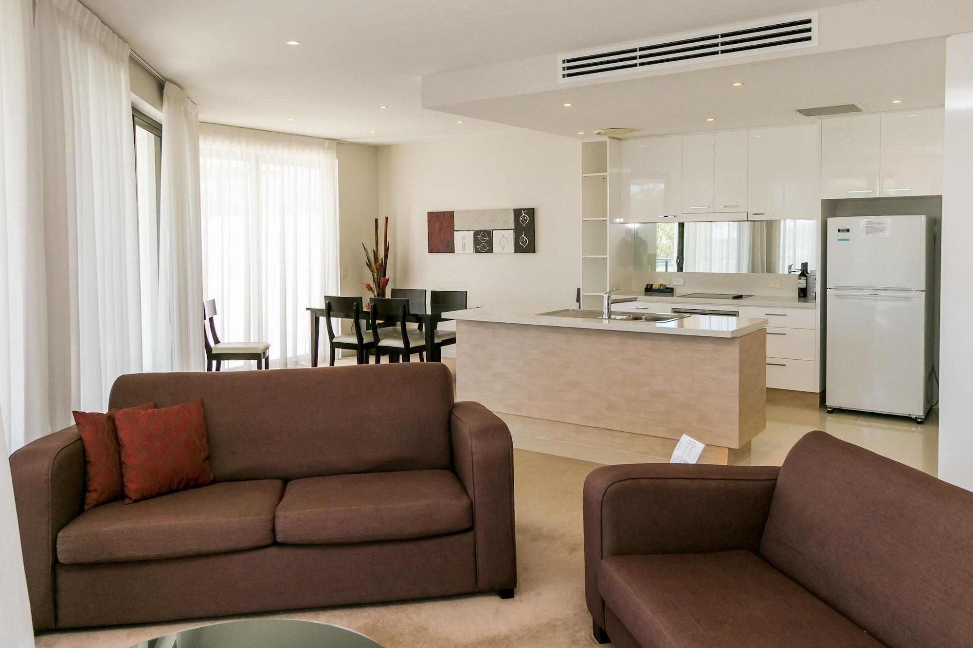 Grand Mercure Allegra Hervey Bay Eksteriør billede A living room with a kitchen