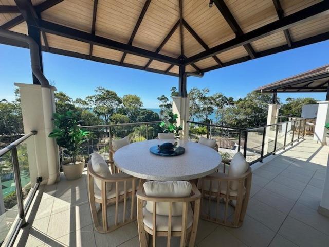 Grand Mercure Allegra Hervey Bay Eksteriør billede Rooftop terrace at the resort