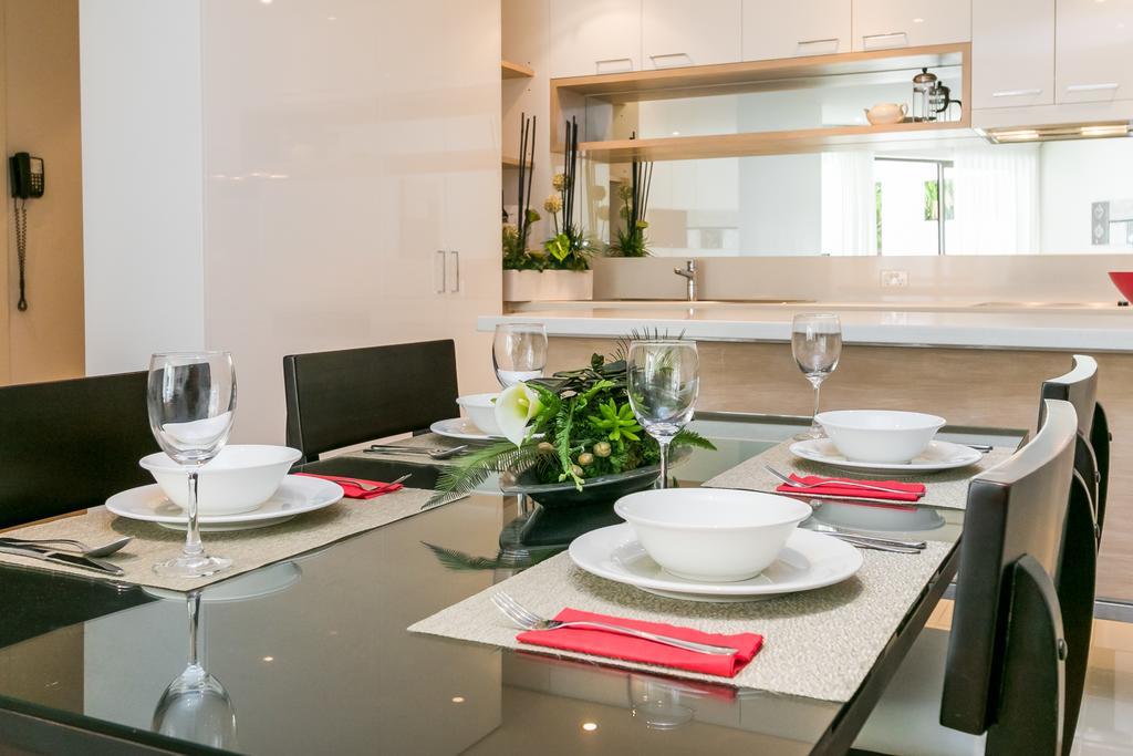 Grand Mercure Allegra Hervey Bay Eksteriør billede A dining room table set for dinner