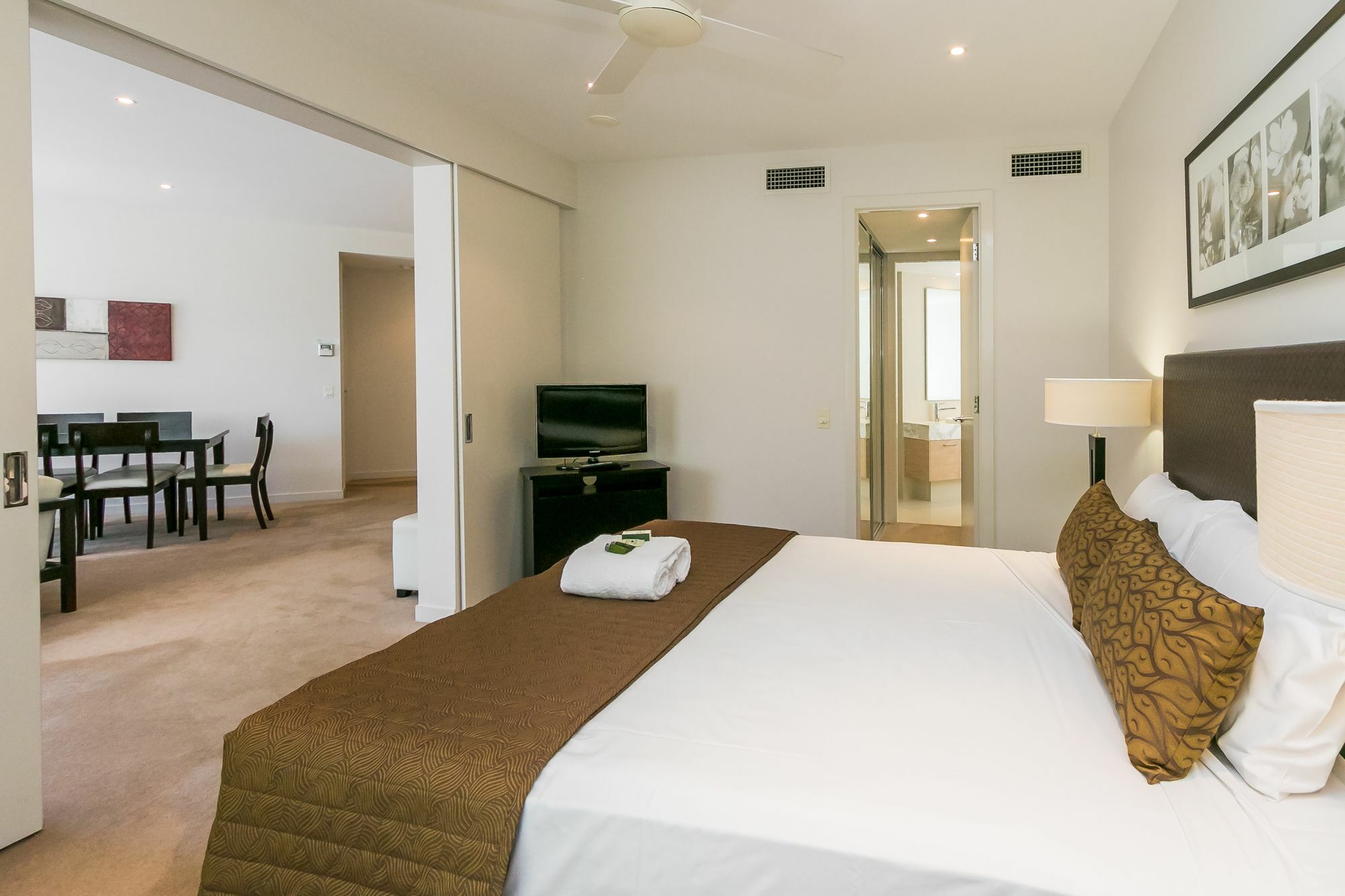 Grand Mercure Allegra Hervey Bay Eksteriør billede A bedroom at the Mantra on Lake Orr